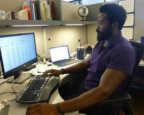 澳门足彩app employee at work in the St. Louis office